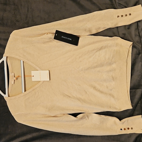 NWT SKIES ARE BLUE 80% Viscose soft v neck stretchy sweater w gold cuff buttons - Picture 1 of 9